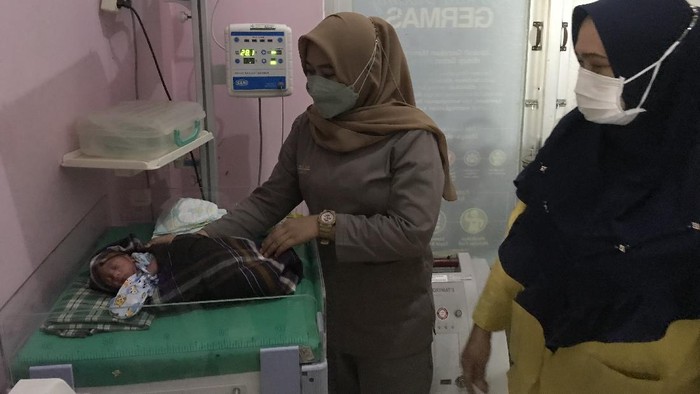 Bayi Laki Laki Ditemukan di Atas Selokan Makassar, Ari-ari Masih Menempel