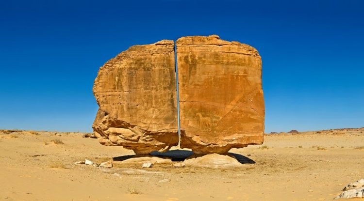 Aneh bin Ajaib, Batu Unik Berusia 4.000 Tahun Terbelah Sempurna di Tengahnya