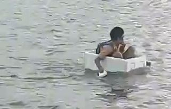 Viral Bocah Naik Styrofoam Seberangi Sungai demi Sekolah di OKI Sumsel    