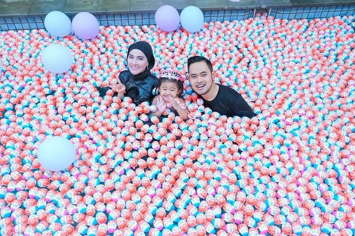 Orang Terkaya se-Malang Raya Beri Hadiah Ultah Anak SatuTruk Mainan Telur Kinder Joy 