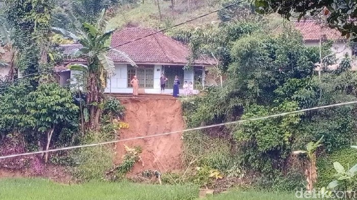 Titik Longsor di Bandung Barat Bertambah, 12 Rumah Warga Terdampak