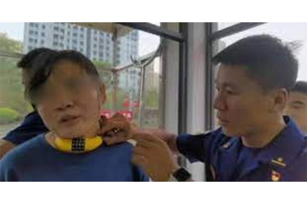 Viral di Medsos !!  Anak Iseng Kalungkan Gembok Sepeda ke Leher Ibu, Susah Dilepas karena Lupa Kode