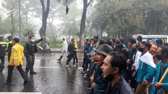 Diguyur Hujan Deras, Massa BEM SI Tetap Longmarch Menuju Istana