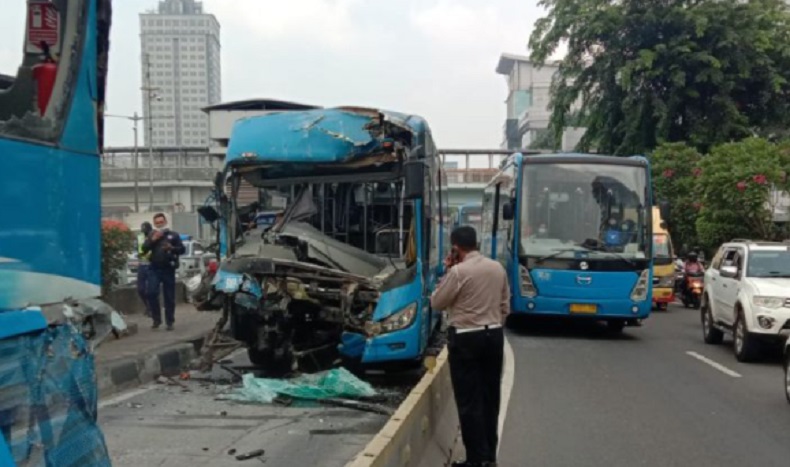 Terjunkan Transjakarta Care, Korban Kecelakaan Bus Transjakarta Dibawa ke Rumah Sakit