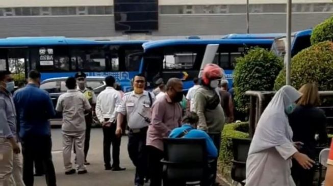 Viral Video Korban Dalam Bus Usai Tabrakan TransJakarta vs TransJakarta di Cawang