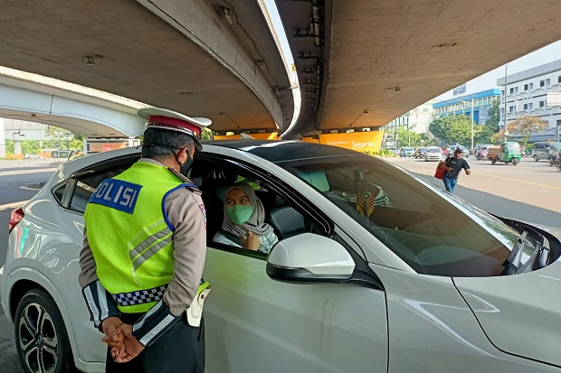 Puluhan Kendaraan Melanggar Aturan Ganjil Genap di Jalan S Parman Jakarta Barat