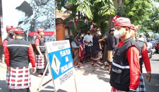 Berkebaya Bali, Sukmawati Soekarnoputri Menjalani Prosesi Pindah Agama Memeluk Hindu