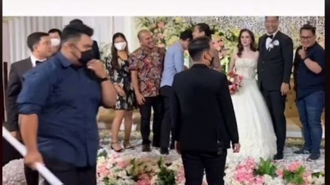 Tamu Kondangan Ini Bongkar Aib Penganten di Pernikahan, Netizen Malah Mendukung