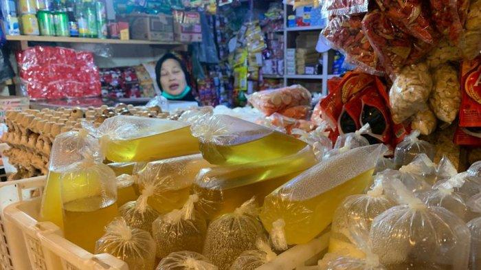 Harga Minyak Goreng Curah di Bandung Barat Meroket, Pedagang Sembako Kurangi Stok Akibat Sulit Menjual   