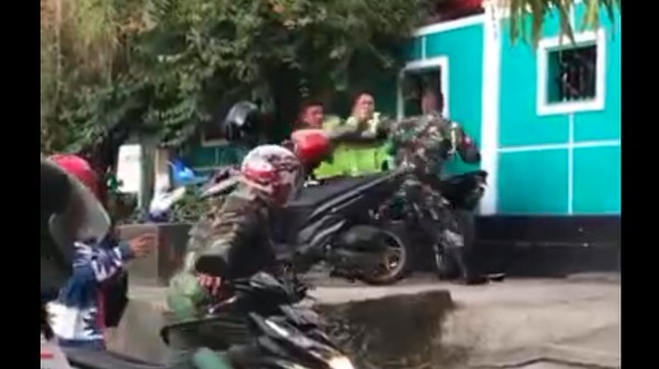 Duduk Perkara TNI-Polantas Baku Hantam di Ambon Gegara Saudara Ditilang