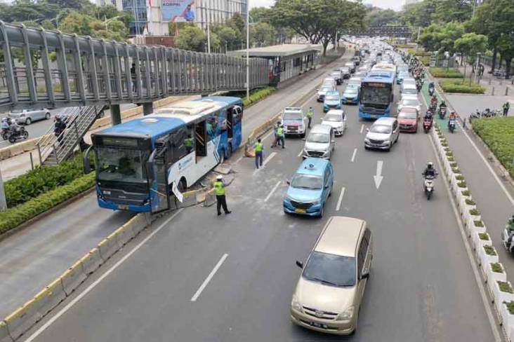 Bus Transjakarta Tabrak Pembatas Jalan di Ratu Plaza Jaksel, Arus Lalu Lintas Macet