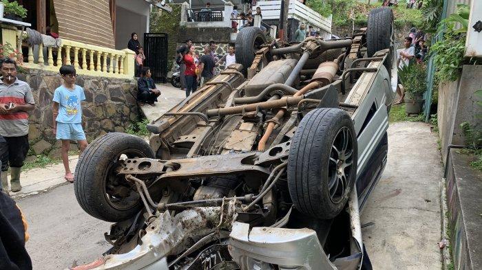 Mobil Berpenumpang 10 Orang Terguling di Lembang, Hilang Kendali di Turunan, Semua Korban Alami Luka - Luka