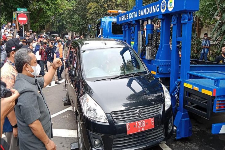Parkir Liar Masih Merajalela, Pemkot Bandung Siapkan Derek Angkut Mobil 