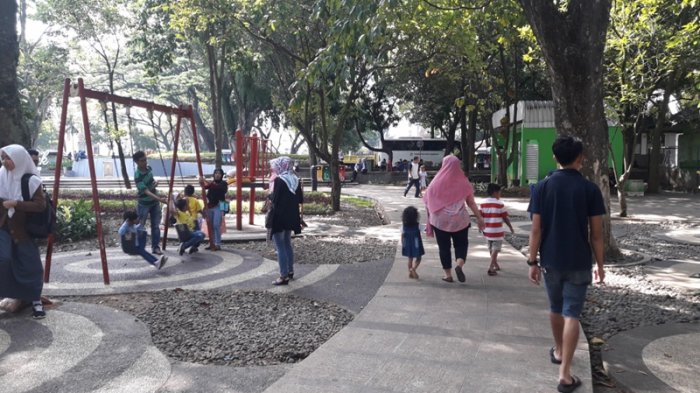 Nekat Mencuri Kursi Taman Balaikota Bandung, Pelaku Berhasil Kabur Setelah Menabrak Trotoar  