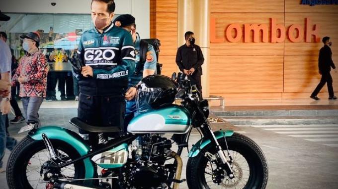 Kenakan Jaket Edisi G20 Indonesia, Jokowi Tinjau Kesiapan MotorGP 2022 Pakai Motor Custom