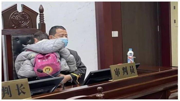 Sidang Cerai Ini Viral, Hakim Gendong Bocah Nangis Sampai Tertidur, Orangtua Bocah Sibuk Bertengkar