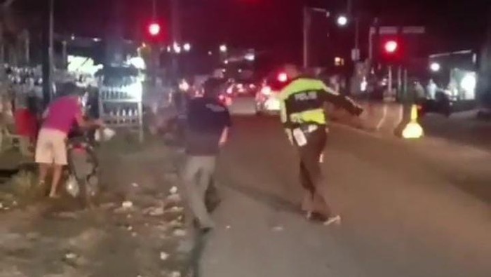 Viral Video Polisi Vs Warga Tengkar di Jalanan 
