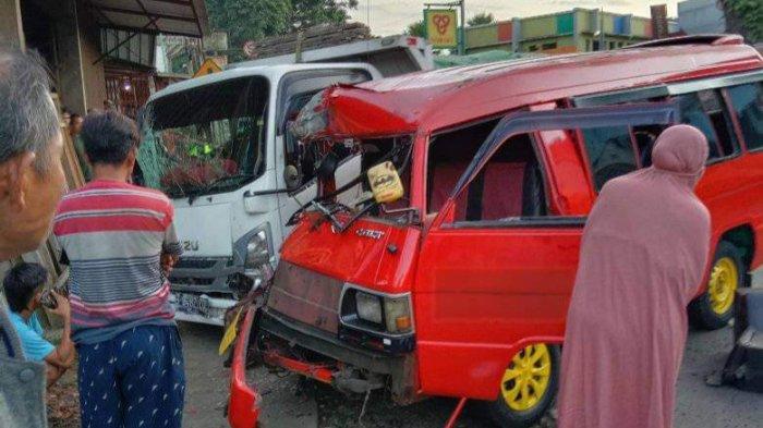 Angkot Jurusan Sukabumi-Bogor Ringsek, Kecelakaan saat Bawa Penumpang Tabrakan Dengan Truk
