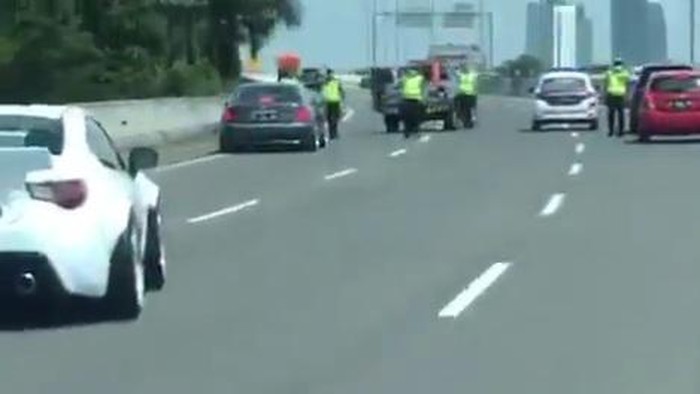 Klarifikasi Konvoi Mobil yang Disetop Polisi di Tol Andara  