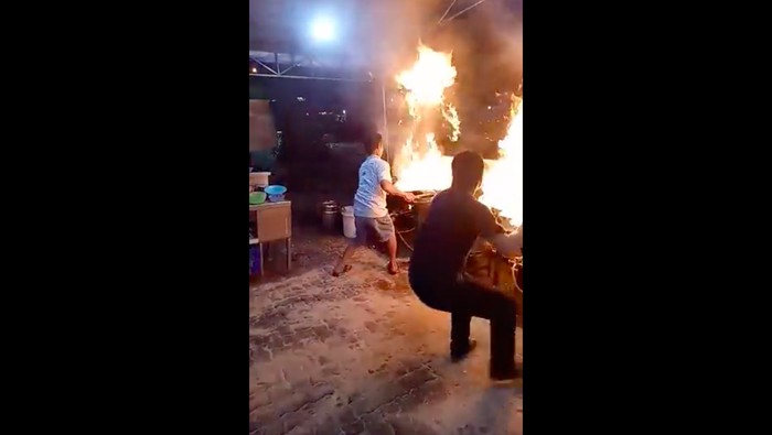 WOW! Masak Kwetiau, Penjual Ini Bikin Atraksi Api Bentuk Naga yang Heboh    