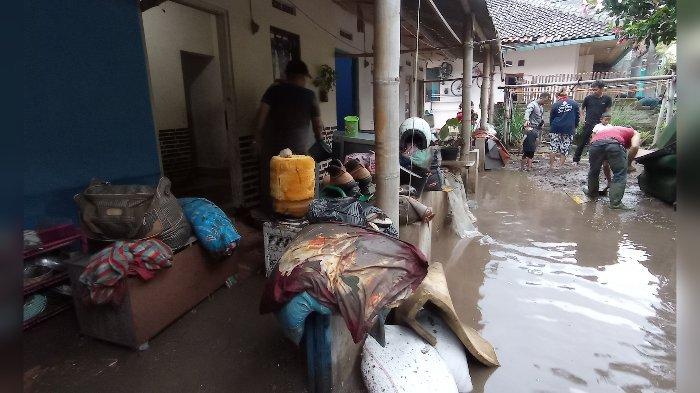 Hujan Sangat Deras, Parahnya Dampak Banjir di Cipageran Cimahi, Dinding Rumah Jebol, Mobil Sempat Terjebak  