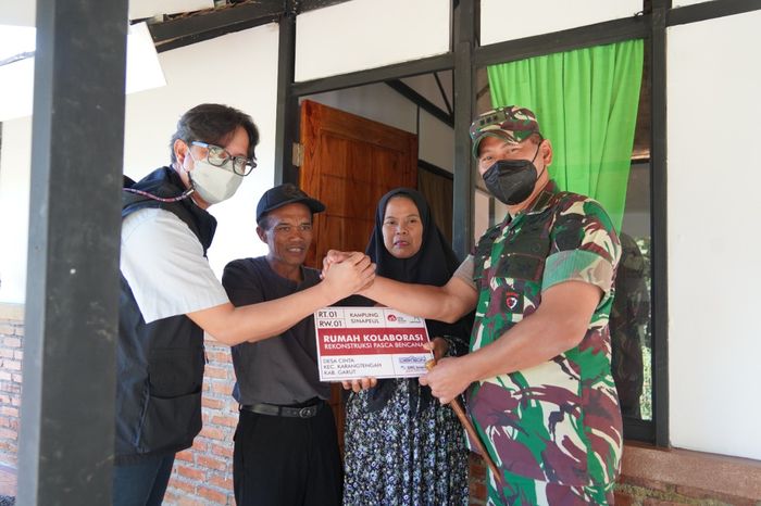 Danrem 062/Tn Menyerahkan Rumah dari Ikatan Arsitek Indonesia Wilayah Jabar