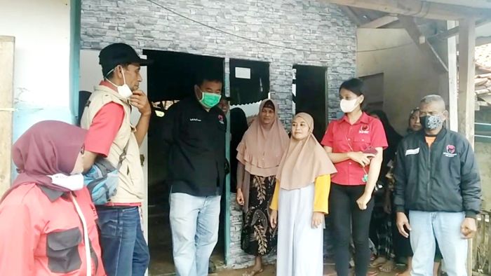 Anggota DPRD Tinjau Dan Berikan Santunan Kepada Korban Longsor Di Sindanggalih