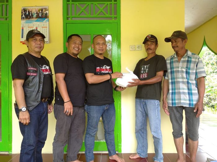 URCI Salurkan 50 Paket Sembako di Desa Citetel Kecamatan Subang Kuningan