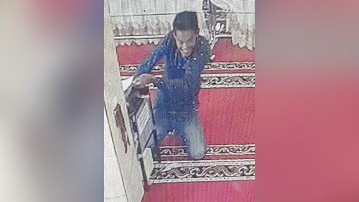 Terekam CCTV, Ekspresi Pencuri Kotak Wakaf di Masjid Ini Bikin Gemas Warga, Semringah