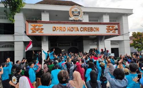 Aksi Unras Mahasiswa Cirebon Ricuh Pagar DPRD Roboh