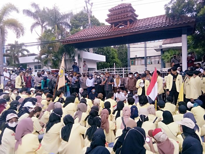 Ratusan Mahasiswa Kuningan Serbu Gedung DPRD