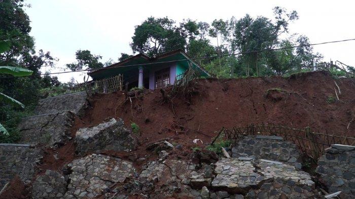 3 Kampung Diterjang Longsor, 23 Rumah Rusak di Bandung Barat dan 10 Rumah Terancam   