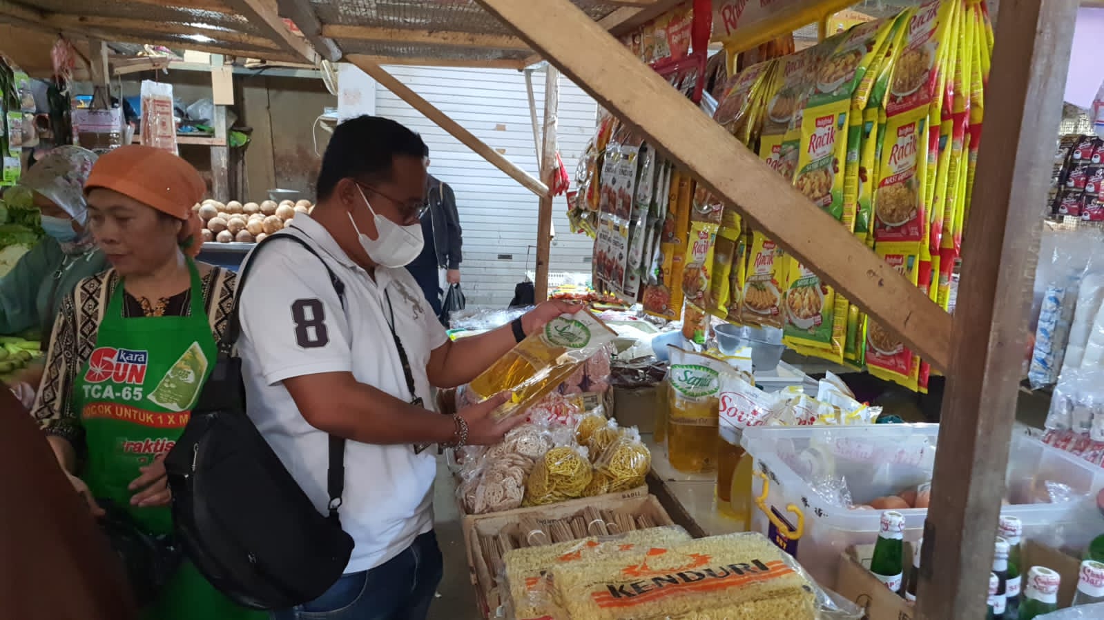 Polres Kuningan Blusukan Pantau Minyak Goreng di Pasar Tradisional