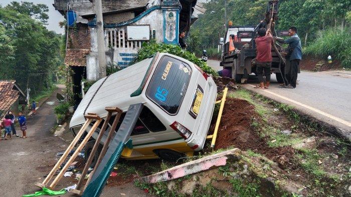 Detik - detik Evakuasi Angkot Nyungsep di Cobogo Sumedang, Jalan Parakanmuncang ke Simpang Tersendat  