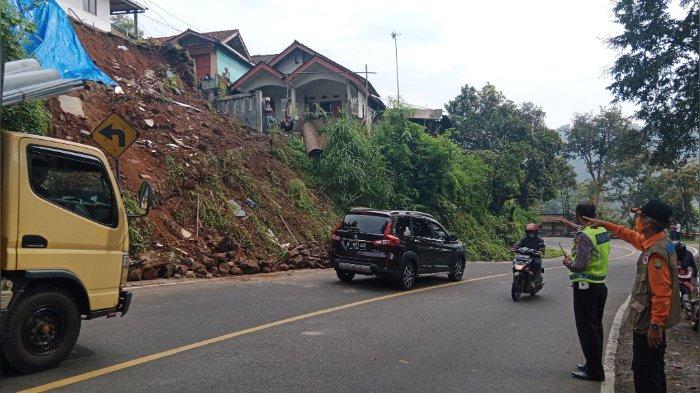 Tembok Penahan Tanah (TPT)  Ambrol di Jalan Raya Bandung-Sumedang, Tiga Rumah Terancam  