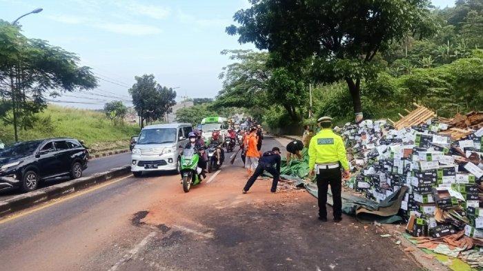 Kecelakaan Lalu Lintas, Truk Bermuatan Keramik Terguling Tak Kuat Menanjak di Cicalengka Menuju Nagreg, Pengemudi Luka-luka
