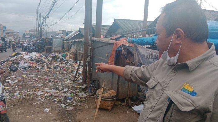 Sangat Mengganggu, Tempat Sampah Depan Pasar Parakanmuncang Sumedang Segera Dipindahkan   
