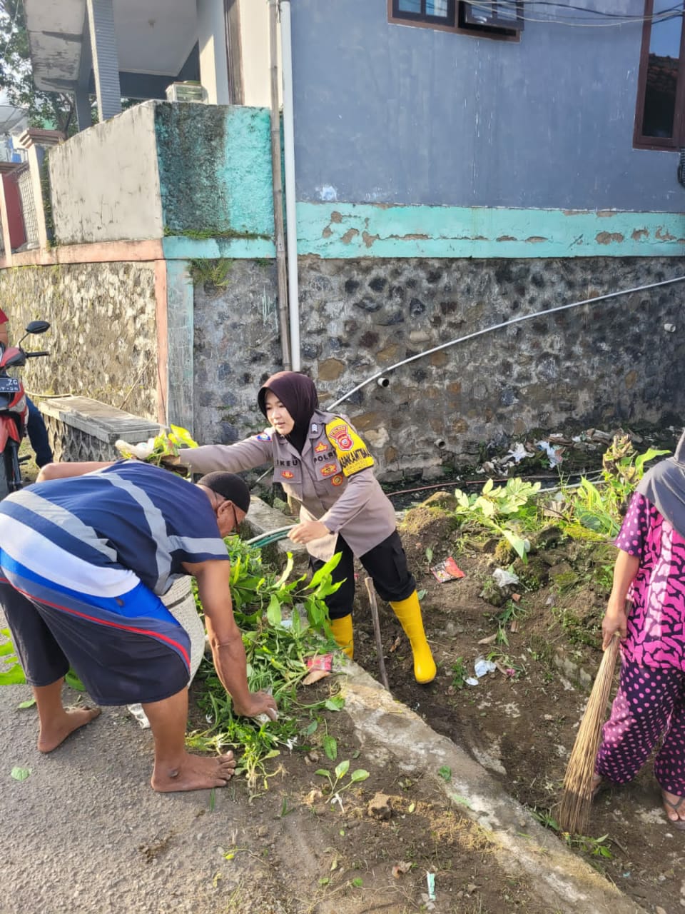 Bhabinkamtibmas Desa Cipedes Kerja Bakti Bantu Warga Binaannya