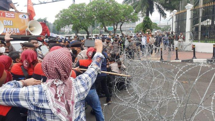 Demo di Depan Gedung DPR RI Rusuh, Bermula dari Orasi Minta Kawat Berduri Disingkirkan 