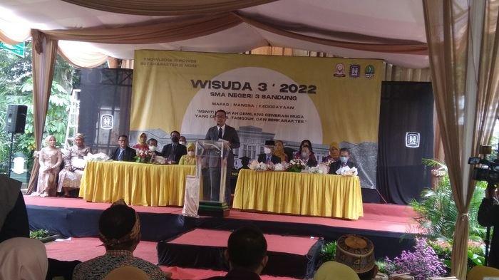 Hadiri Wisuda SMAN 3 Bandung, Gubernur Jabar Ridwan Kamil Berikan Pesan Penting buat Anak Muda 