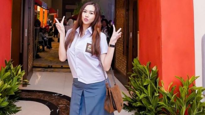 Ultah Ussy Sulistiawaty Dress Code Baju SMA, Potret Aura Kasih Curi Perhatian Warganet 'Auto masuk sekolah trus'