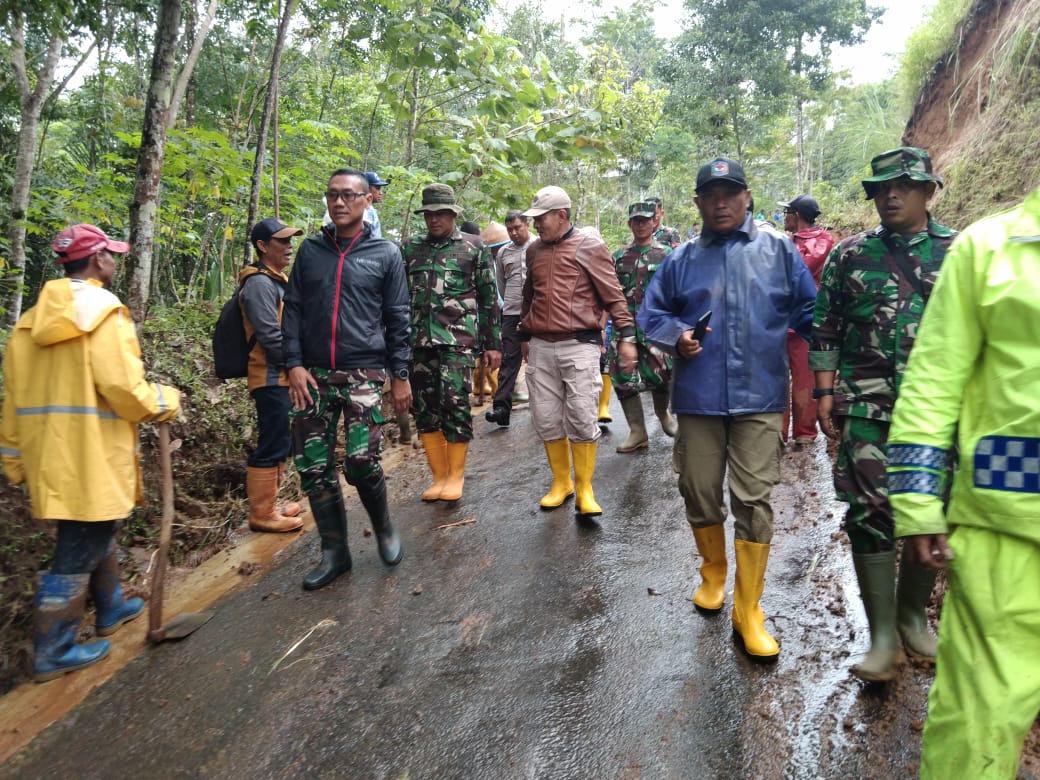 Bencana Longsor di Kecamatan Cilawu Garut Ditinjau Kasrem 062/Tn