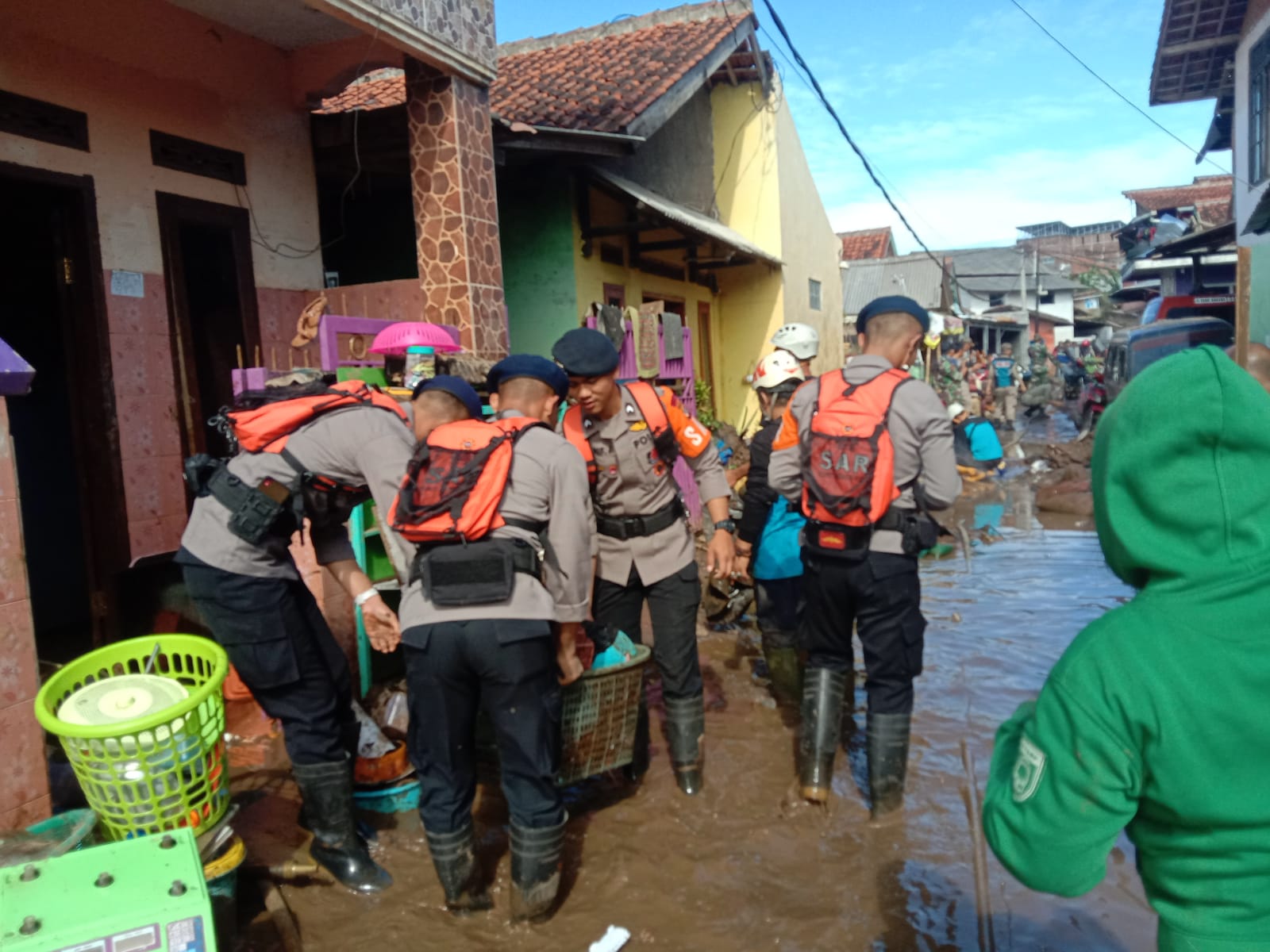 Kesatuan Brimob Kompi 4 Bataliyon A Pelopor, Konsisten Bantu Warga Terdampak Banjir untuk 2 Pekan ke Depan