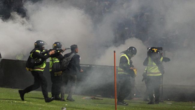 Tembakan Gas Air Mata Sudah Dilarang FIFA, Tapi Kenapa Digunakan di Kanjuruhan ? 