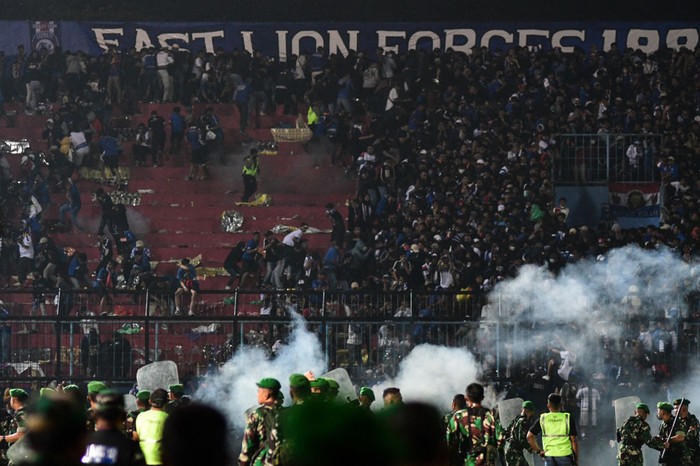 Berikut Regulasi FIFA Larang Gas Air Mata di Lapangan Sepakbola untuk Antisipasi Kericuhan Suporter