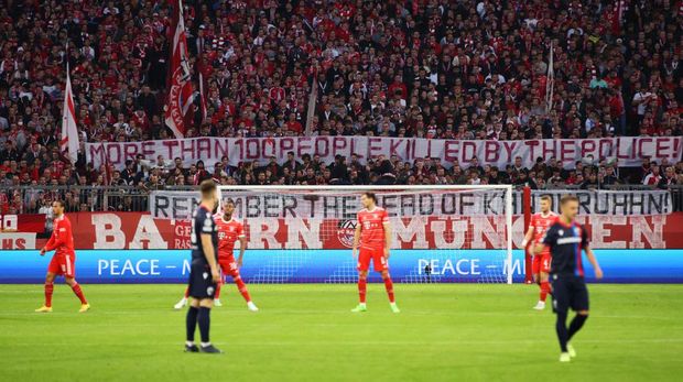 Supporter Bayern Munich Buat Spanduk Solidaritas Untuk Tragedi Kanjuruhan Bertuliskan 'Lebih dari 100 Orang Dibunuh Polisi' 