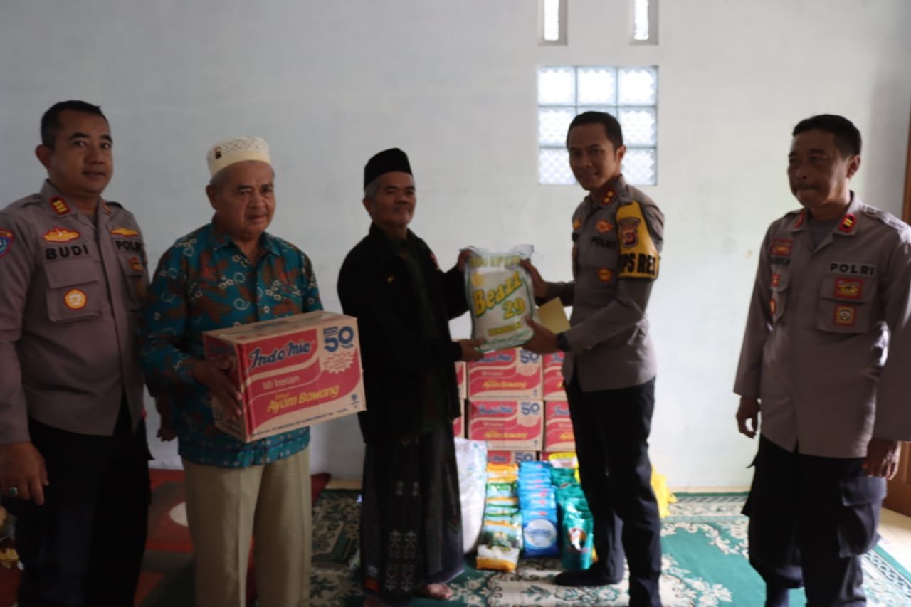 Kapolres Kuningan Berikan Santunan dan Sembako Ke Yayasan Miftahul Hidayah