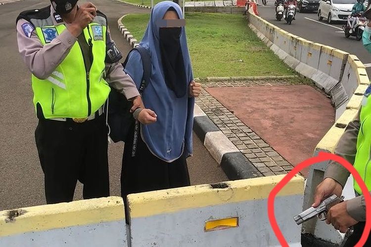 Wanita Bercadar dan Membawa Senjata Api Berhasil Diamankan Paspampres, Setelah Mau Menerobos Istana Kepresidenan 