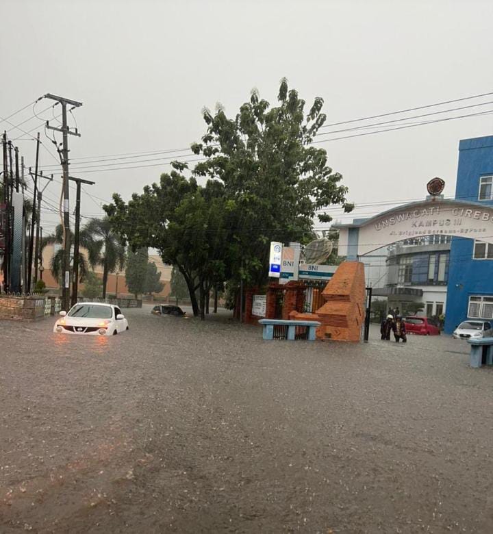 Walikota Diminta Turun Tangan Cirebon di Kepung Banjir, Ratusan Motor dan Mobil Terjebak