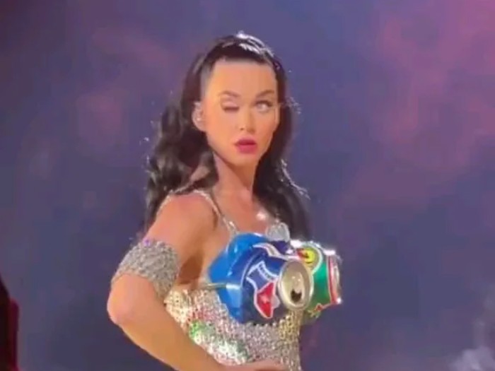 Katy Perry Menjelaskan Kenap Matanya Tiba-Tiba Menutup Sebelah Asaat Konser yang Buat Penggemar Khawatir 